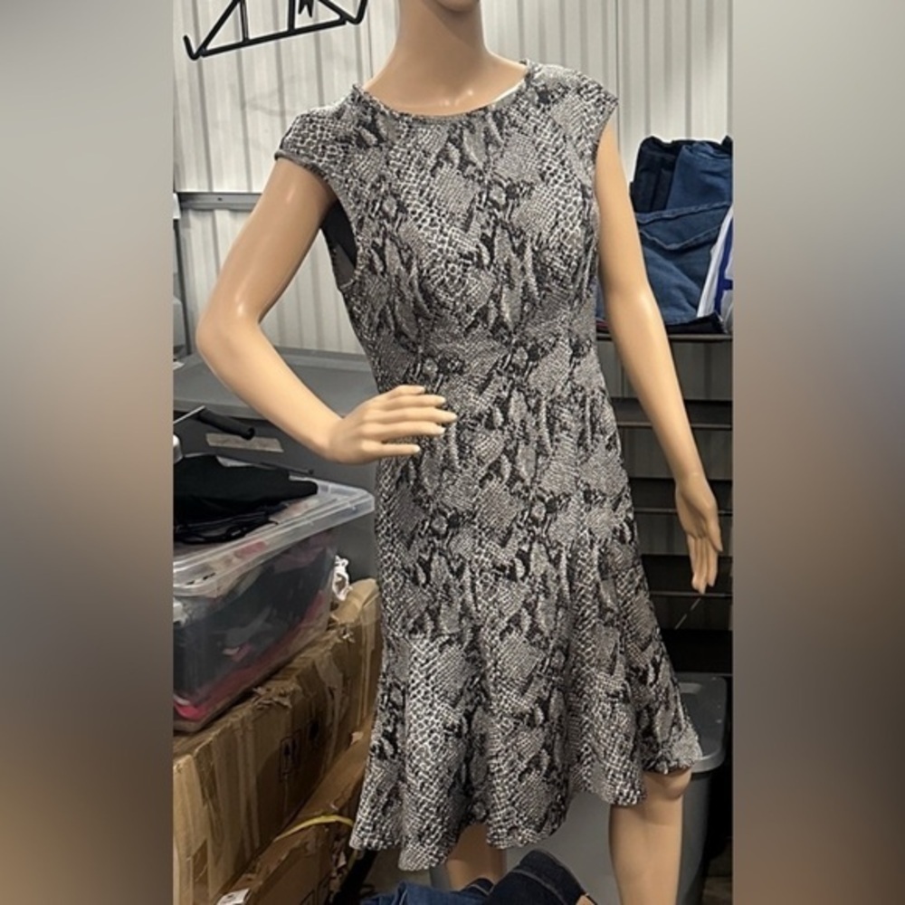 Ann Taylor Gray and Black Snake Print short sleeve Midi Dress size 8